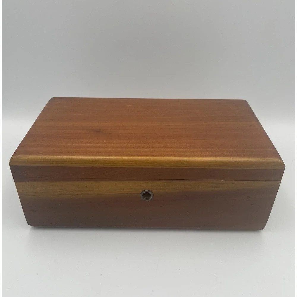 Vintage Lane Cedar Box Hope Chest Promo U & I Furniture Co. Logan UT With Key 9